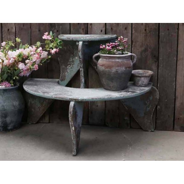 Fransk blomstertrappe med patina skab en skøn stemning i haven.